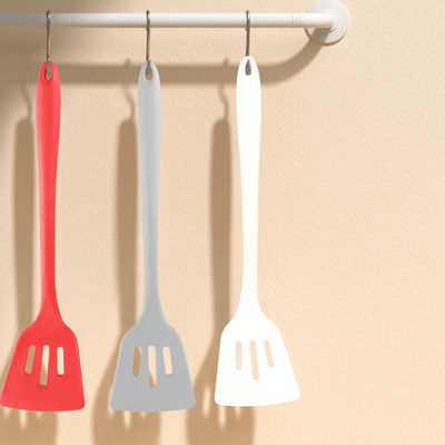 Gray White Colors Silicone Kitchenware rouge a placé la preuve chaude de spatule avec la couleur de Panton