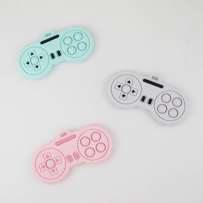 Bébé faisant ses dents des produits - jouets mignons faits sur commande de teethers de silicone de forme de contrôleur de joueur de bande dessinée de diverses couleurs lavables