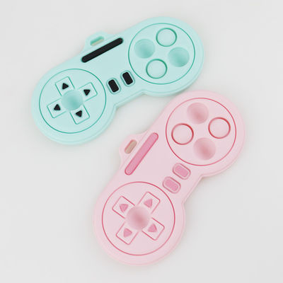 Bébé faisant ses dents des produits - jouets mignons faits sur commande de teethers de silicone de forme de contrôleur de joueur de bande dessinée de diverses couleurs lavables