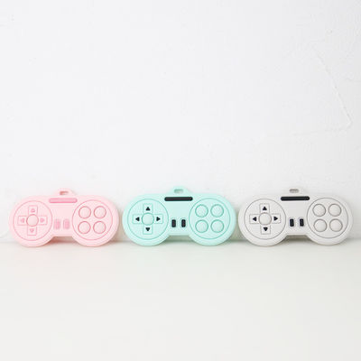 Bébé faisant ses dents des produits - jouets mignons faits sur commande de teethers de silicone de forme de contrôleur de joueur de bande dessinée de diverses couleurs lavables