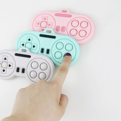 Bébé faisant ses dents des produits - jouets mignons faits sur commande de teethers de silicone de forme de contrôleur de joueur de bande dessinée de diverses couleurs lavables