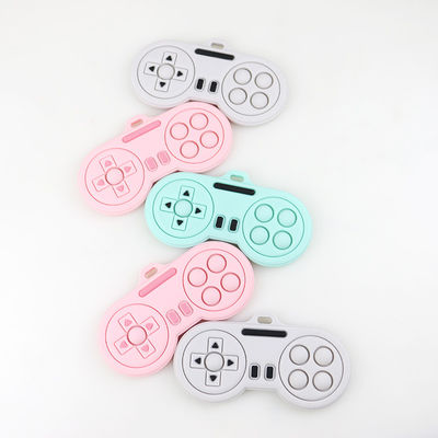 Bébé faisant ses dents des produits - jouets mignons faits sur commande de teethers de silicone de forme de contrôleur de joueur de bande dessinée de diverses couleurs lavables