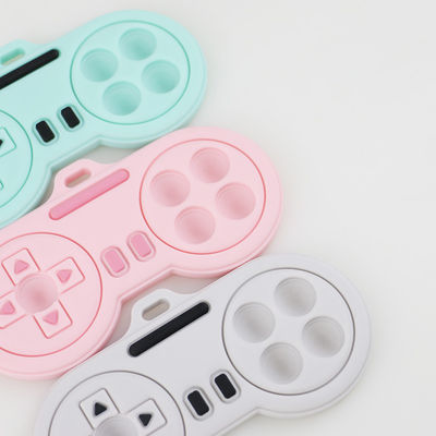 Bébé faisant ses dents des produits - jouets mignons faits sur commande de teethers de silicone de forme de contrôleur de joueur de bande dessinée de diverses couleurs lavables
