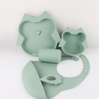 La vaisselle pliable de silicone a placé les cuvettes et les tasses durables pour l'usage extérieur