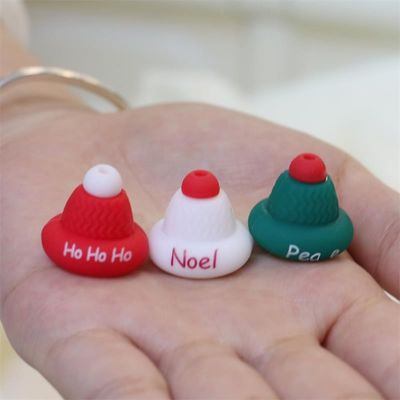 Vente en gros de perles de silicone 100% sûres et sans BPA avec des focaux de chapeau de Noël 3D - non toxique