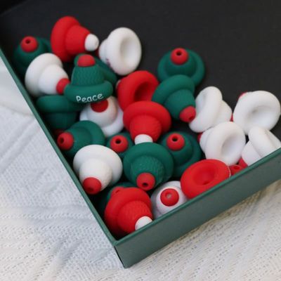 Vente en gros de perles de silicone 100% sûres et sans BPA avec des focaux de chapeau de Noël 3D - non toxique