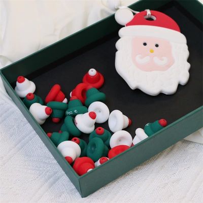 Vente en gros de perles de silicone 100% sûres et sans BPA avec des focaux de chapeau de Noël 3D - non toxique