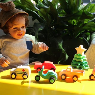 Des jouets de voiture en silicone pour bébés en fonctionnement Des voitures en silicone