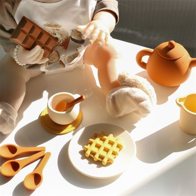 Jeux de silicone pour bébés avec une théière