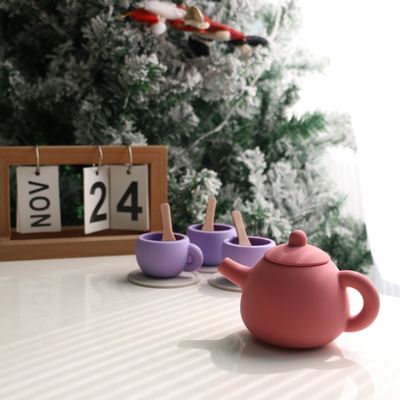 Derniers jouets pour enfants BPA Grade alimentaire gratuit 17 pièces Set Cuillère en silicone Cuillère côte Dessert Thé à thé Kit de jouets