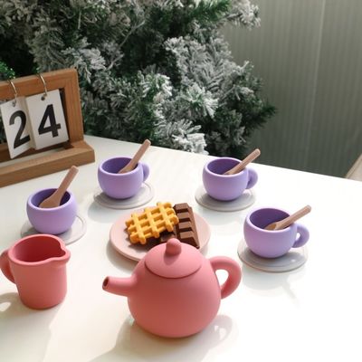 Derniers jouets pour enfants BPA Grade alimentaire gratuit 17 pièces Set Cuillère en silicone Cuillère côte Dessert Thé à thé Kit de jouets