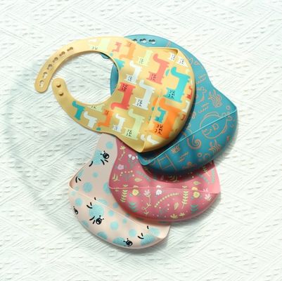 OEM facile à nettoyer silicone bébé Bib Pour 0-4 ans nourrissage du bébé de l'âge de l'impression silicone bib tasse