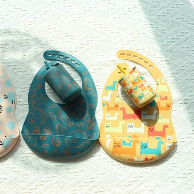 OEM facile à nettoyer silicone bébé Bib Pour 0-4 ans nourrissage du bébé de l'âge de l'impression silicone bib tasse