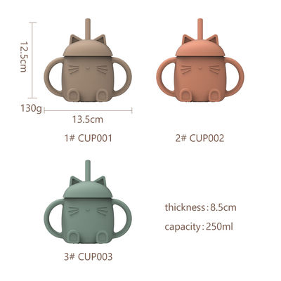 Une tasse à boire en silicone avec paille