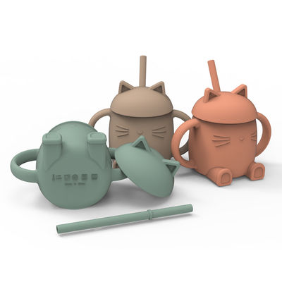 Une tasse à boire en silicone avec paille