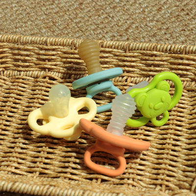 en gros différentes couleurs disponibles en stock livraison rapide sans BPA bébé dentifrice apaisant bébé doux silicone sucette
